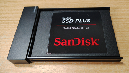 ケースにSSDを取り付けた状態