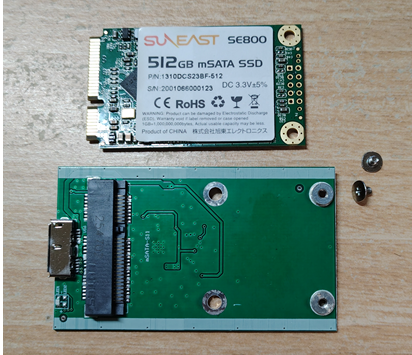 取り付けるSSDと変換アダプター