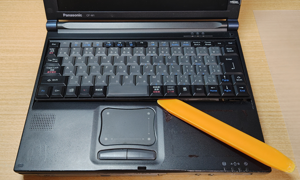 キーボードの手前の隙間からキーボードを外す