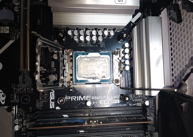 Intel Core Ultra 265KF を取り外す